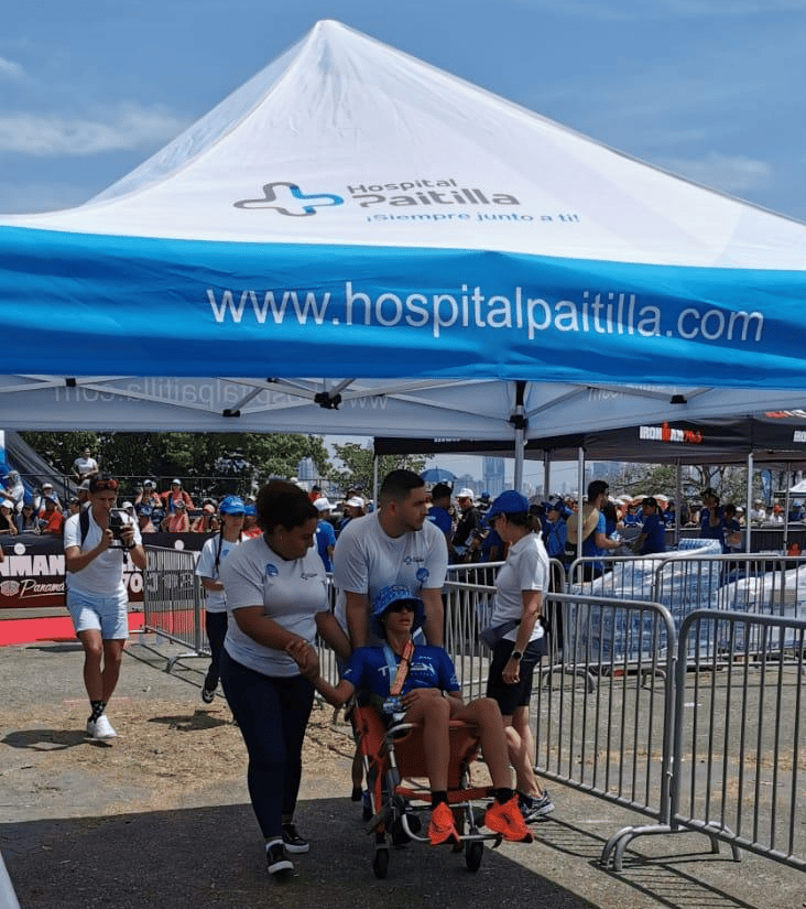 Personal de salud del hospital paitilla brindando apoyo a un participante