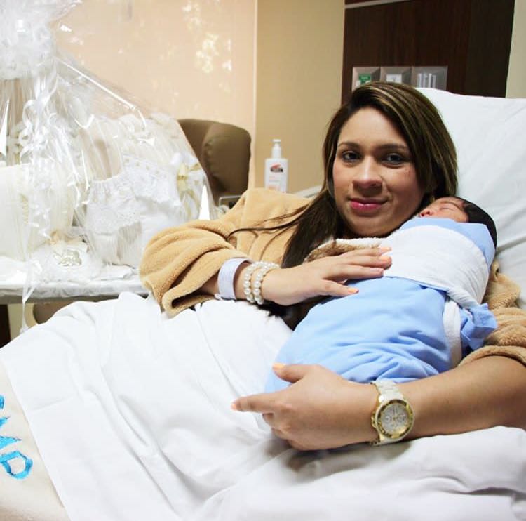 Hospital Paitilla obsequió canastilla al primer bebé nacido el 15 de julio de 2017, en el marco de su aniversario